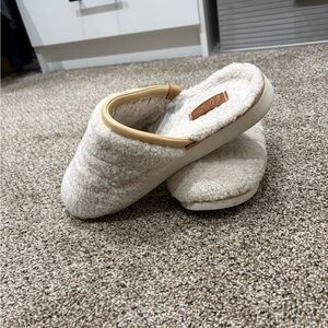 OluKai Cream Slippers for Women